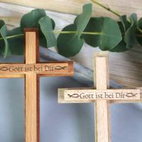 Holzkreuz handgefertigt graviert personalsiert zur Kommunion Konfirmation Gott ist bei Dir Bild 4