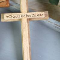Holzkreuz handgefertigt graviert personalsiert zur Kommunion Konfirmation Gott ist bei Dir Bild 5