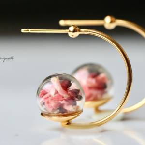 Blüten Ohrringe Creolen Perle / Statement Ohrringe Blüte / Geschenk für sie / floraler Schmuck / Moderne Creolen Bild 1