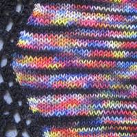 Dreieckstuch, Schaltuch aus handgefärbter Wolle, gestrickt und gehäkelt, Schal, Stola Bild 5