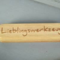 Flaschenöffner Holz graviert personalisiert Geschenk Bild 3