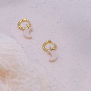 Ohrringe Creolen Mond aus Acryl 18k vergoldet beige Monde - leichte Ohrstecker Halbmond - allergikerfreundlich Geschenk Bild 1