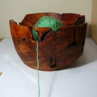 Sehr schöne gedrechselte Wollschale Garnschale Holzschale aus einem Wurzelstock, mit Naturrissen und Stockungen Bild 1