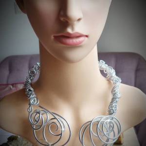 Aluminiumdraht-Halsreif , Halsreif silber , barockes Perlencollier,Medusa,offene Halskette, perlenkette silber,Halsreif Bild 1