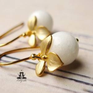 Vergoldete Ohrringe mit weißer Jade Perle und Blüte / Geschenk für Sie / perlen schmuck / floraler Schmuck Bild 1