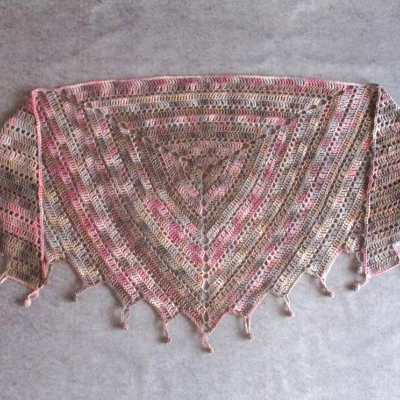 Ausgefallenes Dreieckstuch in wunderschönen Farben, aus toller weicher Wolle!