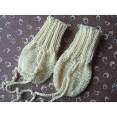 Hübsche handgestrickte Handschuhe für Babys bis 3 Monate