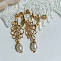 Perlenohrringe Clips mit Perle weiß an celtic knot handgemacht in goldfarben Brautschmuck Bild 1