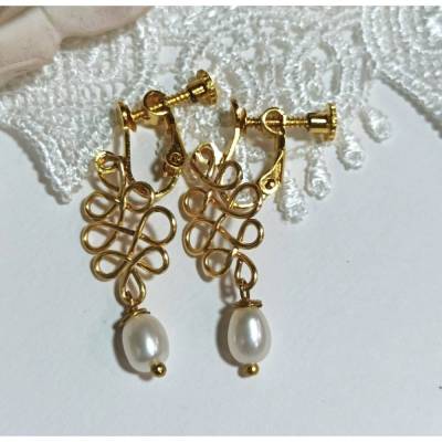 Perlenohrringe Clips mit Perle weiß an celtic knot handgemacht in goldfarben Brautschmuck