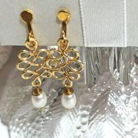Perlenohrringe Clips mit Perle weiß an celtic knot handgemacht in goldfarben Brautschmuck Bild 2