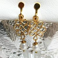 Perlenohrringe Clips mit Perle weiß an celtic knot handgemacht in goldfarben Brautschmuck Bild 3