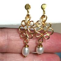 Perlenohrringe Clips mit Perle weiß an celtic knot handgemacht in goldfarben Brautschmuck Bild 4