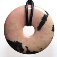Rhodonit (Donut) | Halskette mit Band --- Stein-Größe: 35 mm Bild 3