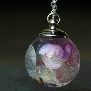 Kette Blüten Hortensie mit Perlen wie Seifenblasen Regenbogenfarben mit gepressten Blumen romantisches Geschenk für sie Bild 1
