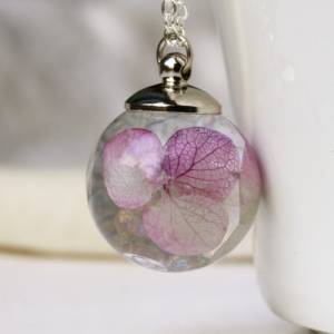 Kette Blüten Hortensie mit Perlen wie Seifenblasen Regenbogenfarben mit gepressten Blumen romantisches Geschenk für sie Bild 2