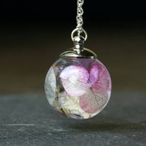 Kette Blüten Hortensie mit Perlen wie Seifenblasen Regenbogenfarben mit gepressten Blumen romantisches Geschenk für sie Bild 5
