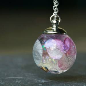 Kette Blüten Hortensie mit Perlen wie Seifenblasen Regenbogenfarben mit gepressten Blumen romantisches Geschenk für sie Bild 6