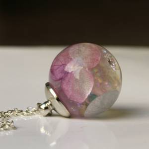 Kette Blüten Hortensie mit Perlen wie Seifenblasen Regenbogenfarben mit gepressten Blumen romantisches Geschenk für sie Bild 7