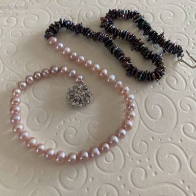Perlenkette rosa lila 44 cm lang, Vorderverschluss, halb halb Perlenkette, exklusiv, Geschenk Frauen, Handarbeit Bayern