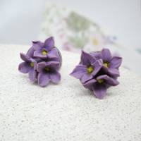 Lila Ohrstecker aus Fimo, handgemachte kleine Blumenohrringe, Geschenk für Freundin, Geschenk für Mama, Flieder Bild 6