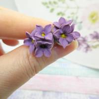 Lila Ohrstecker aus Fimo, handgemachte kleine Blumenohrringe, Geschenk für Freundin, Geschenk für Mama, Flieder Bild 9