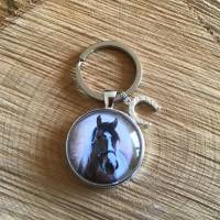 „Pferdeliebhaber“ Glascabochon-Schlüsselanhänger mit Hufeisen Bild 1