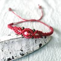 zierliches Makramee Armband in rot mit bronzefarbenen Metallperlen und einer marmorierten Acrylperle Bild 1