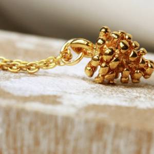 Tannenzapfen Halskette vergoldet als minimalistischer Herbst Schmuck und als außergewöhnliches Geschenk für Sie und Natu Bild 1
