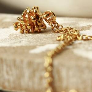 Tannenzapfen Halskette vergoldet als minimalistischer Herbst Schmuck und als außergewöhnliches Geschenk für Sie und Natu Bild 2