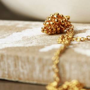 Tannenzapfen Halskette vergoldet als minimalistischer Herbst Schmuck und als außergewöhnliches Geschenk für Sie und Natu Bild 6