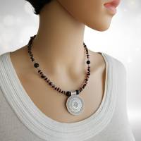Amulett Kette, Granat Splitter Halskette, mittellange Kette mit silbernem Anhänger Bild 10