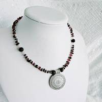 Amulett Kette, Granat Splitter Halskette, mittellange Kette mit silbernem Anhänger Bild 2
