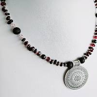 Amulett Kette, Granat Splitter Halskette, mittellange Kette mit silbernem Anhänger Bild 3