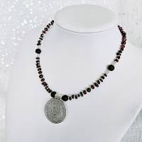 Amulett Kette, Granat Splitter Halskette, mittellange Kette mit silbernem Anhänger Bild 4