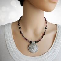 Amulett Kette, Granat Splitter Halskette, mittellange Kette mit silbernem Anhänger Bild 9