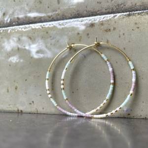 Pastel Miyuki Creolen ein handgefertigtes großes vergoldetes Ohrringpaar mit Perlen als minimalistisches Geschenk Bild 6
