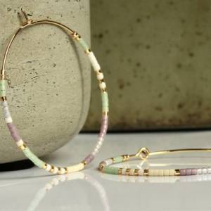 Pastel Miyuki Creolen ein handgefertigtes großes vergoldetes Ohrringpaar mit Perlen als minimalistisches Geschenk Bild 7