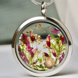 Medaillon Blüten Moos Muschel Garten Terrarium im Edelstahl Medaillon florale Landschaft als Geschenk Bild 1