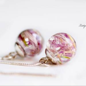 Sterlingsilber Durchziehohrringe mit lila rosa Blüten und Moos in Gießharz / Geschenk für sie / origineller Schmuck Bild 1