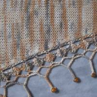 Dreieckstuch, Schaltuch aus handgefärbter Wolle mit hübscher Perlen-Kante, gestrickt und gehäkelt, Schal, Stola Bild 5