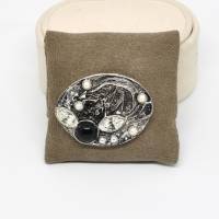 Vintage Brosche Oval Silberfarbe Schmucksteine weiß schwarz Kunststoff Handarbeit Made in Germany Geschenk Muttertag Bild 1