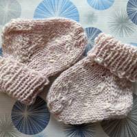 Hübsche BabySöckchen - Neugeborenen-Socken hellrosa mit weißen Tupfen Bild 1