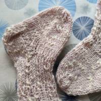 Hübsche BabySöckchen - Neugeborenen-Socken hellrosa mit weißen Tupfen Bild 3