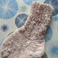 Hübsche BabySöckchen - Neugeborenen-Socken hellrosa mit weißen Tupfen Bild 4