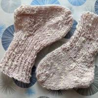 Hübsche BabySöckchen - Neugeborenen-Socken hellrosa mit weißen Tupfen Bild 5