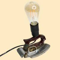 Upcycling Lampe aus altem Bügeleisen | Vintage Tischlampe für Regal, Anbauwand und Fensterbank | Shaby Chic | Unikat Bild 1