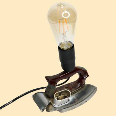Upcycling Lampe aus altem Bügeleisen | Vintage Tischlampe für Regal, Anbauwand und Fensterbank | Shaby Chic | Unikat