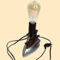 Upcycling Lampe aus altem Bügeleisen | Vintage Tischlampe für Regal, Anbauwand und Fensterbank | Shaby Chic | Unikat Bild 2