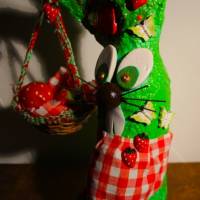 Osterhase ERDBEERHASERL handgefertigte Künstler-Figur Osterdeko Geschenk für Erdbeer-Fans Geldgeschenk Bild 10