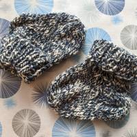 Hübsche BabySöckchen - Neugeborenen-Socken dunkelblau mit weißen Tupfen Bild 1